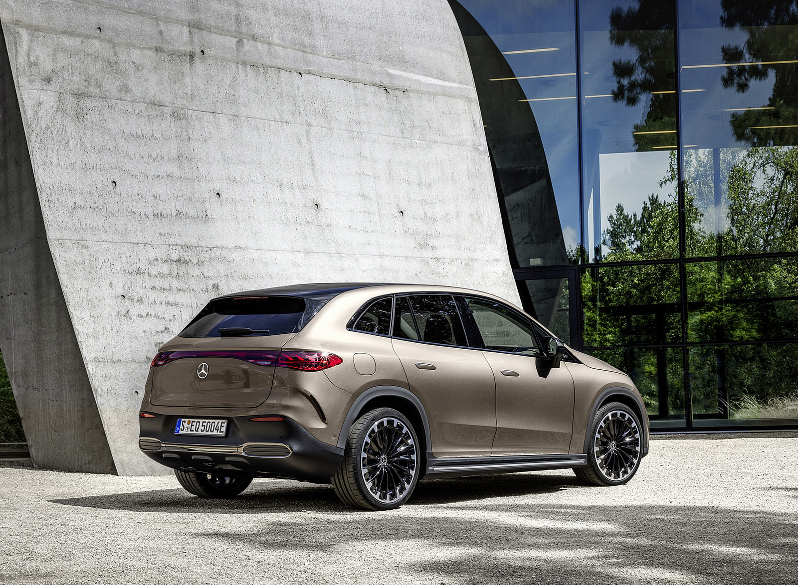 2023 Mercedes-Benz EQE SUV AMG Line Night Package (Color: Velvet Brown Metallic) Rear Three-Quarter Wallpapers #26 of 52