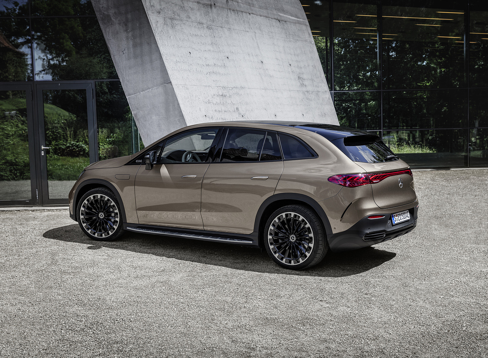 2023 Mercedes-Benz EQE SUV AMG Line Night Package (Color: Velvet Brown Metallic) Rear Three-Quarter Wallpapers #27 of 52
