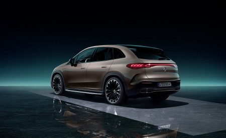 2023 Mercedes-Benz EQE SUV AMG Line Night Package (Color: Velvet Brown Metallic) Rear Three-Quarter Wallpapers 450x275 (42)