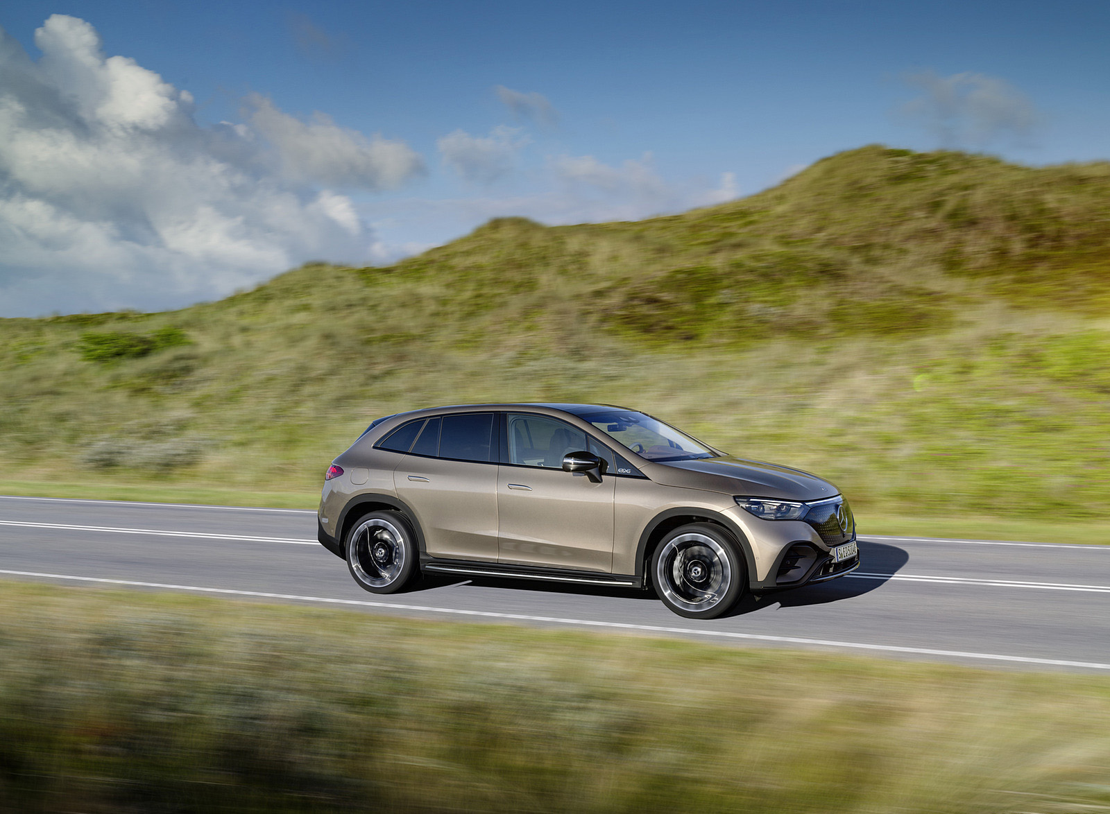 2023 Mercedes-Benz EQE SUV AMG Line Night Package (Color: Velvet Brown Metallic) Side Wallpapers #10 of 52