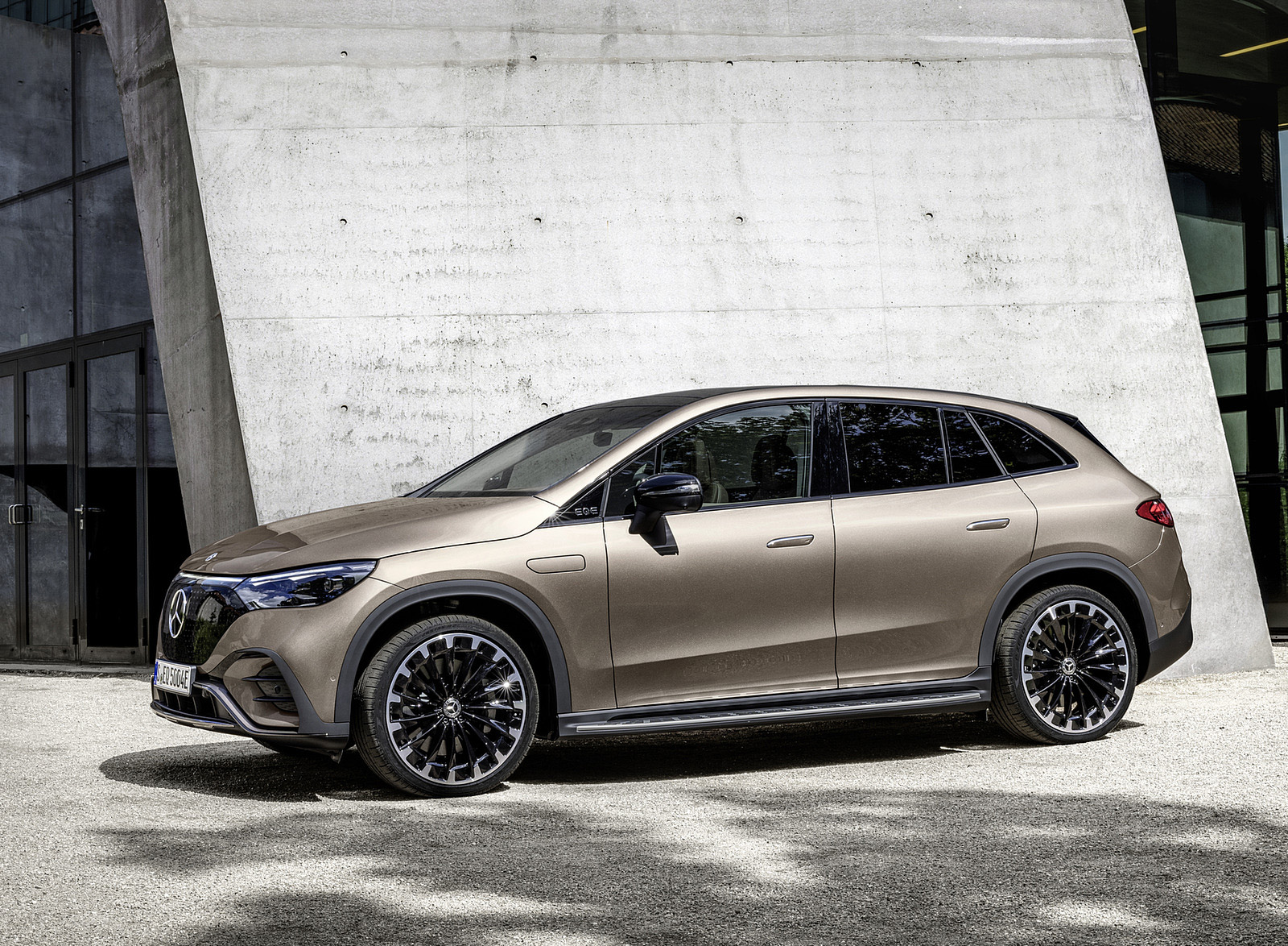 2023 Mercedes-Benz EQE SUV AMG Line Night Package (Color: Velvet Brown Metallic) Side Wallpapers #23 of 52
