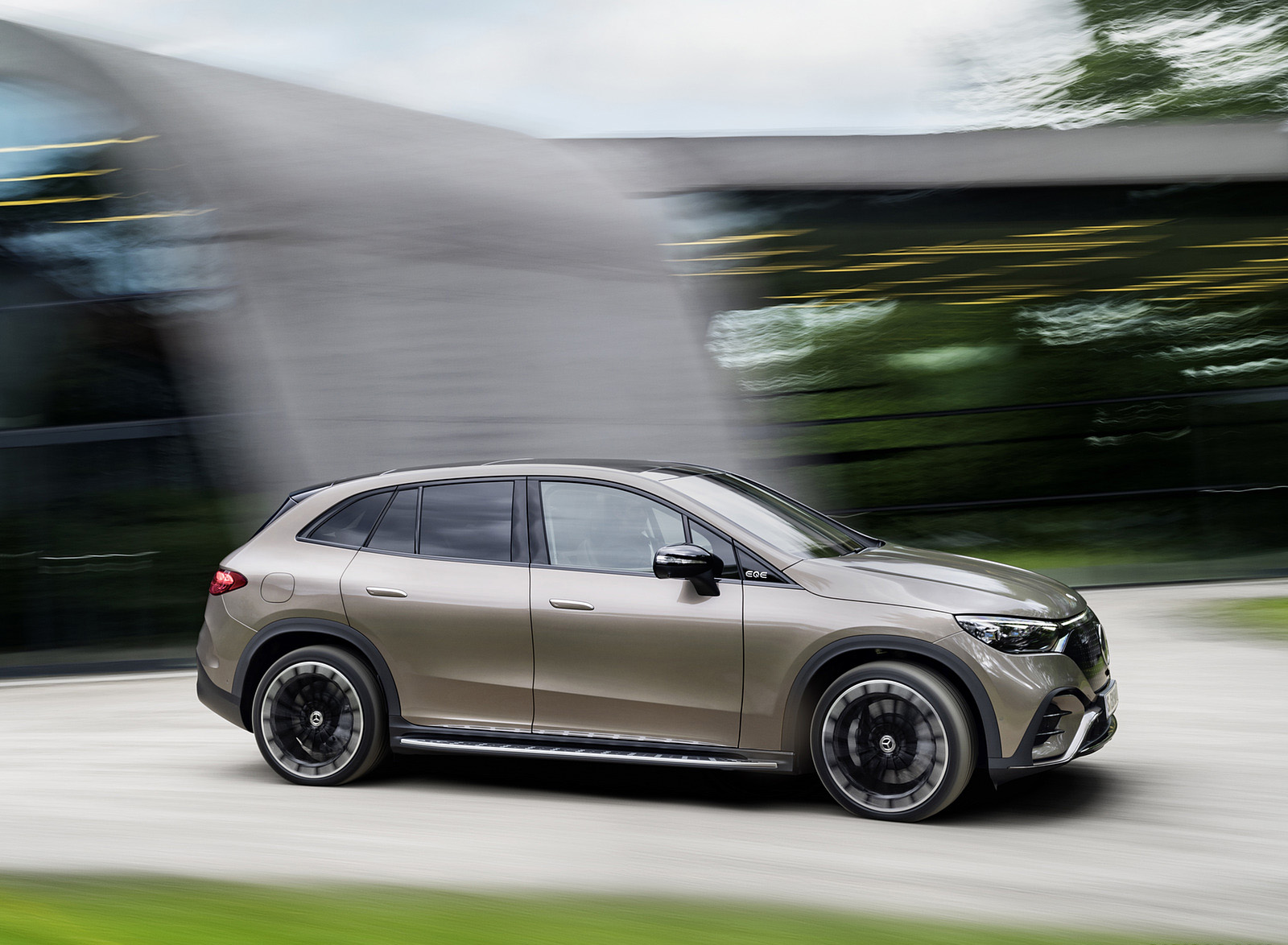 2023 Mercedes-Benz EQE SUV AMG Line Night Package (Color: Velvet Brown Metallic) Side Wallpapers #18 of 52
