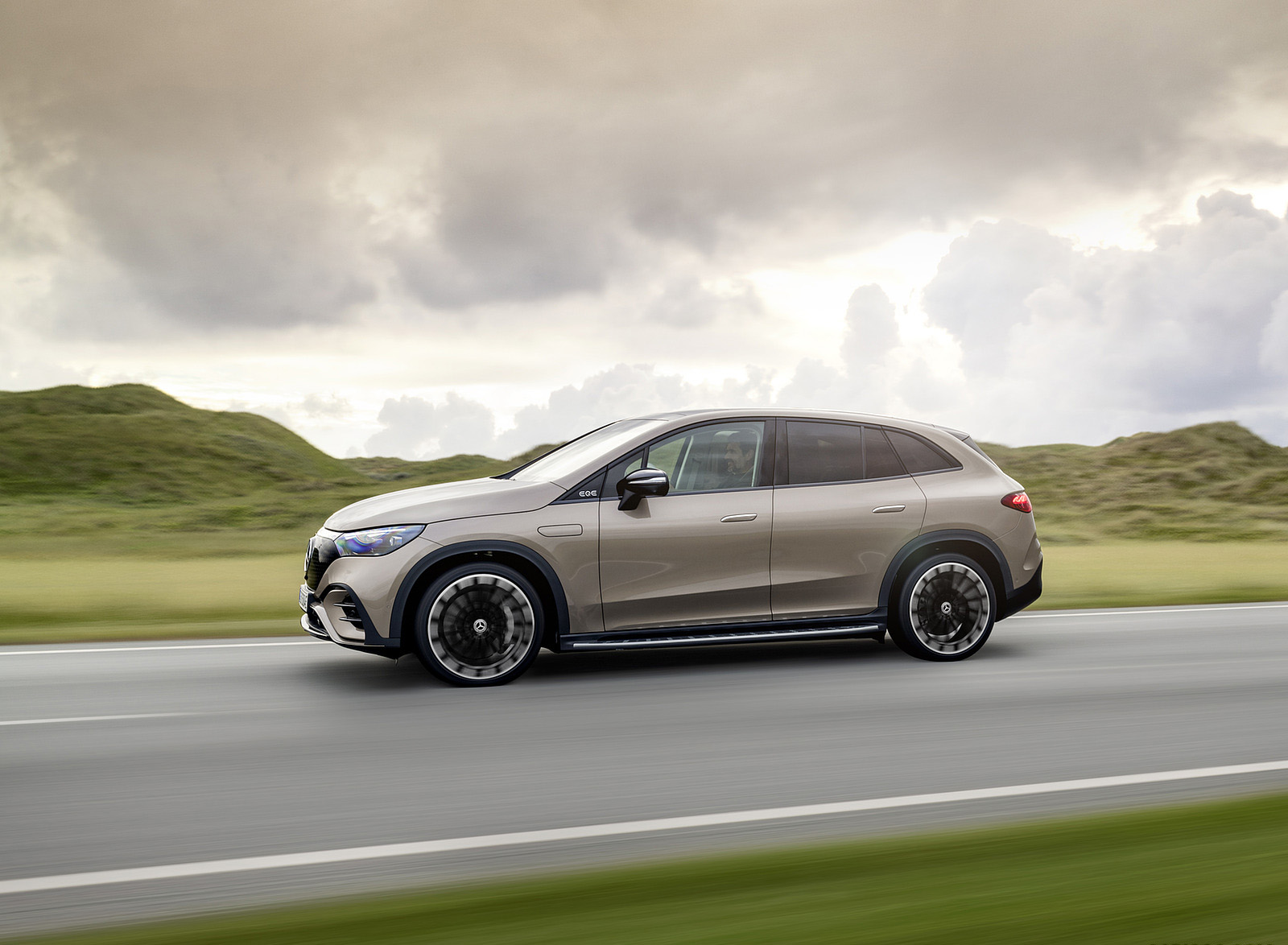 2023 Mercedes-Benz EQE SUV AMG Line Night Package (Color: Velvet Brown Metallic) Side Wallpapers (3)