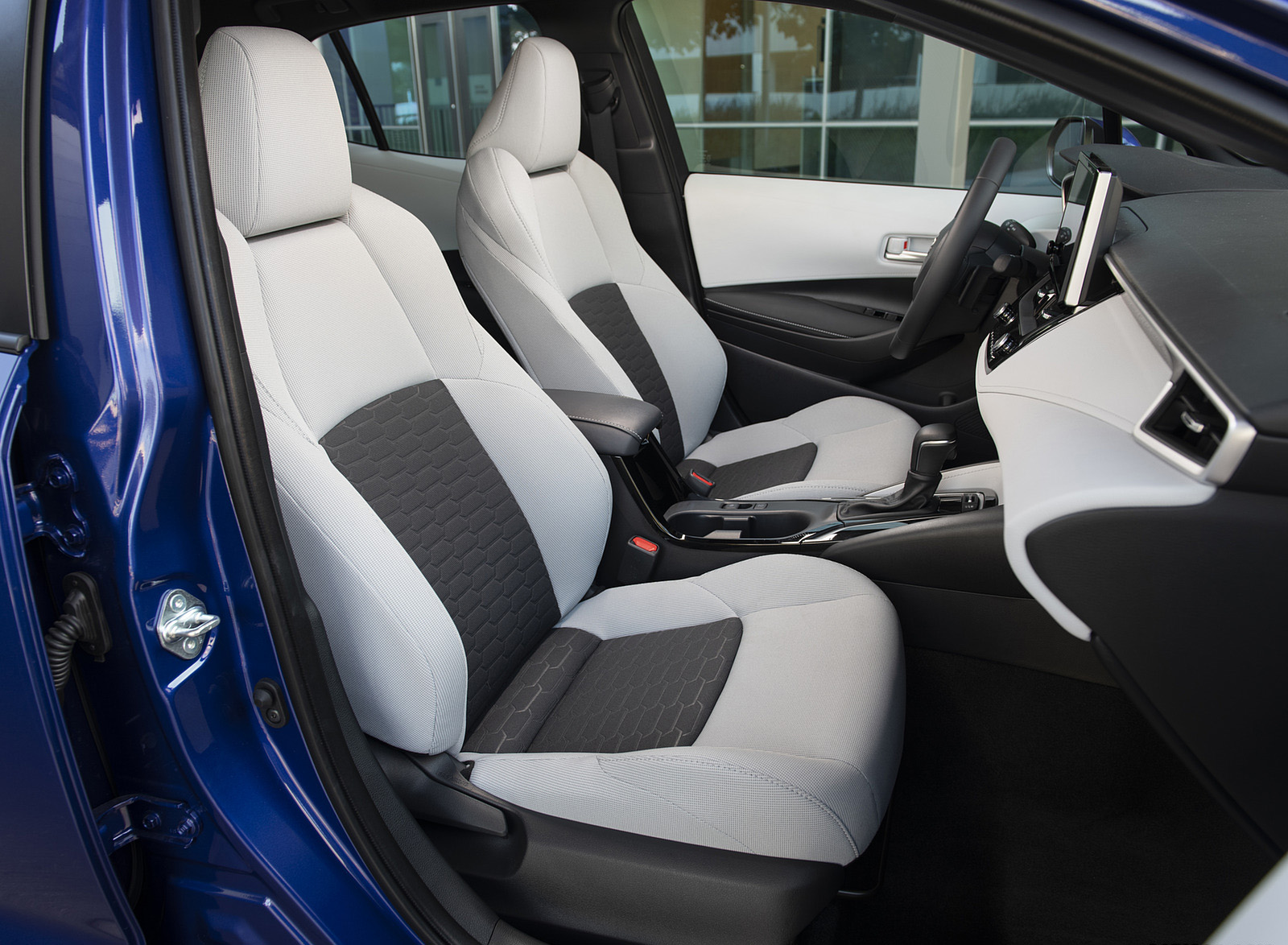 2023 Toyota Corolla Hatchback SE (Color: Blue Crush Metallic) Interior Front Seats Wallpapers #19 of 20