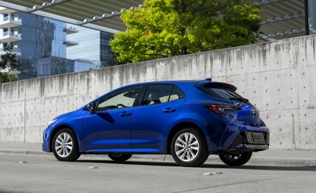 2023 Toyota Corolla Hatchback SE (Color: Blue Crush Metallic) Rear Three-Quarter Wallpapers 450x275 (12)
