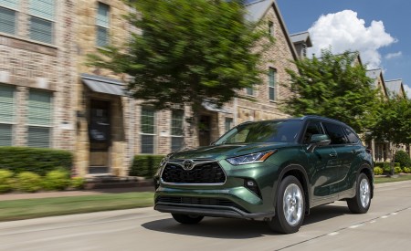 2023 Toyota Highlander Limited AWD 2.4-Liter Turbo (Color: Cypress Green) Front Three-Quarter Wallpapers 450x275 (2)
