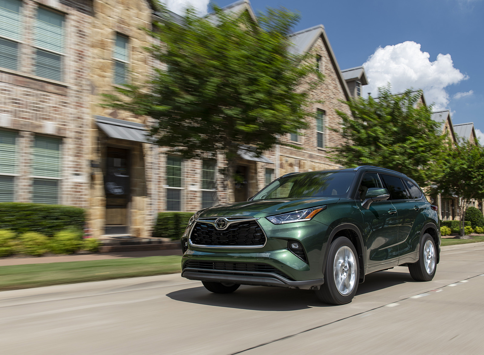 2023 Toyota Highlander Limited AWD 2.4-Liter Turbo (Color: Cypress Green) Front Three-Quarter Wallpapers (2)
