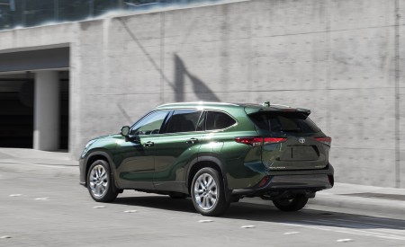 2023 Toyota Highlander Limited AWD 2.4-Liter Turbo (Color: Cypress Green) Rear Three-Quarter Wallpapers 450x275 (6)