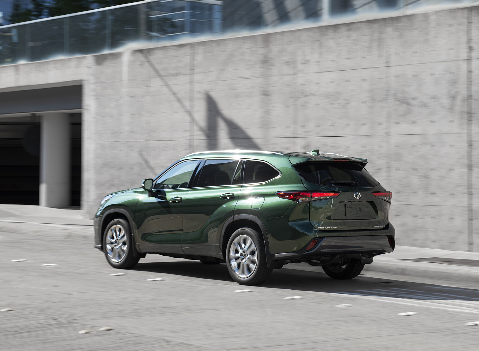 2023 Toyota Highlander Limited AWD 2.4-Liter Turbo (Color: Cypress Green) Rear Three-Quarter Wallpapers #6 of 28
