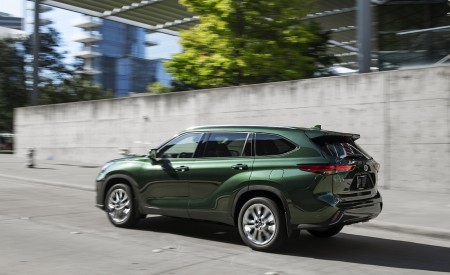 2023 Toyota Highlander Limited AWD 2.4-Liter Turbo (Color: Cypress Green) Rear Three-Quarter Wallpapers 450x275 (5)
