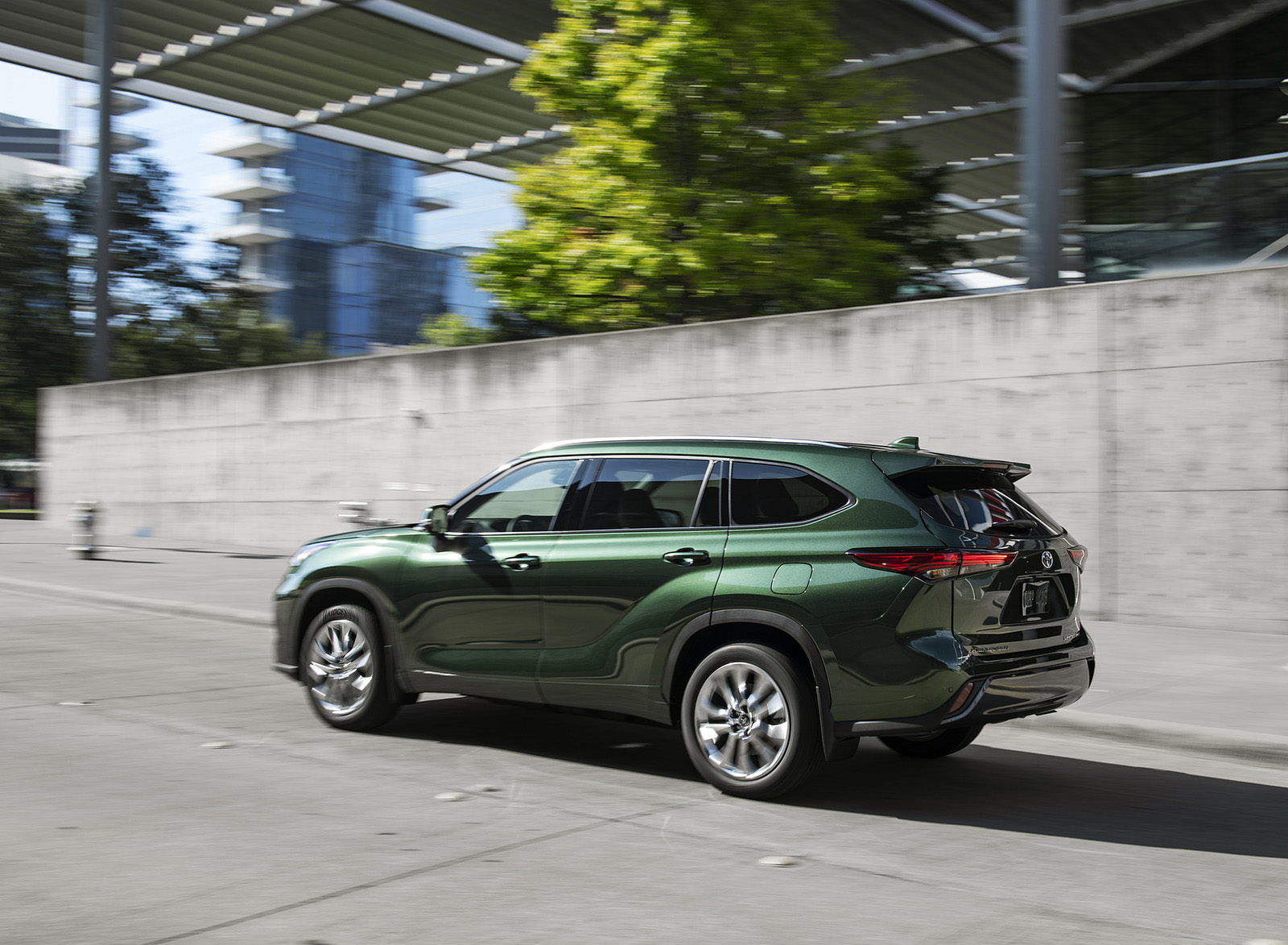 2023 Toyota Highlander Limited AWD 2.4-Liter Turbo (Color: Cypress Green) Rear Three-Quarter Wallpapers (5)