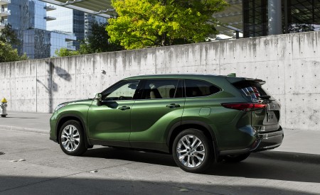 2023 Toyota Highlander Limited AWD 2.4-Liter Turbo (Color: Cypress Green) Rear Three-Quarter Wallpapers 450x275 (8)