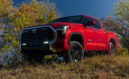 2023 Toyota Tundra TRD with Lift Kit Front Three-Quarter Wallpapers 450x275 (6)