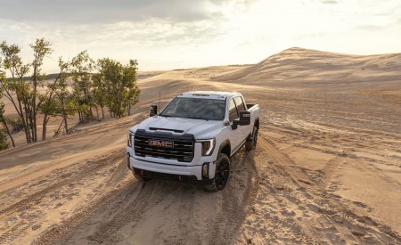 2024 GMC Sierra 2500HD AT4 Front Three-Quarter Wallpapers 450x275 (2)