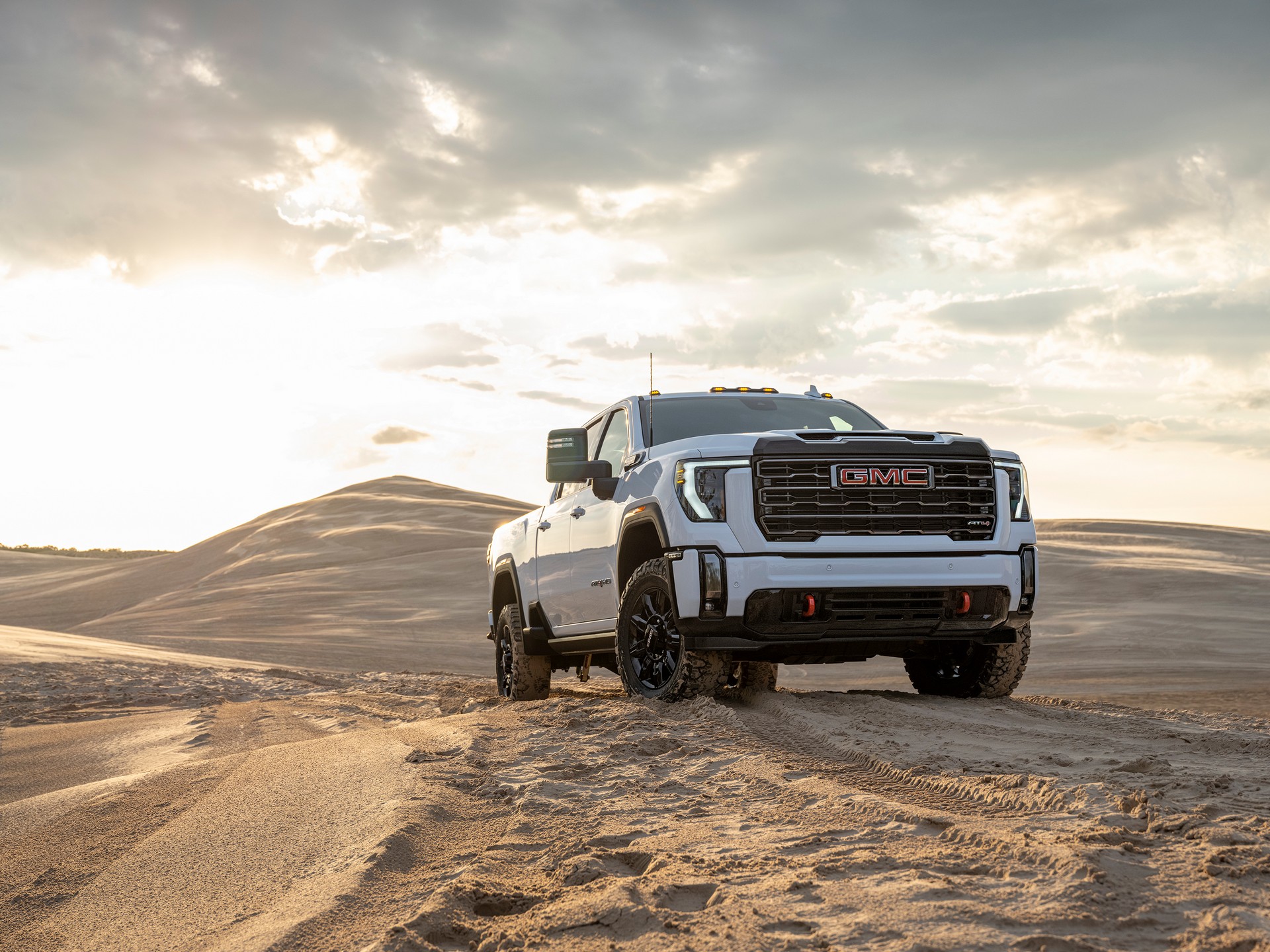 2024 GMC Sierra 2500HD AT4 Front Wallpapers (1)