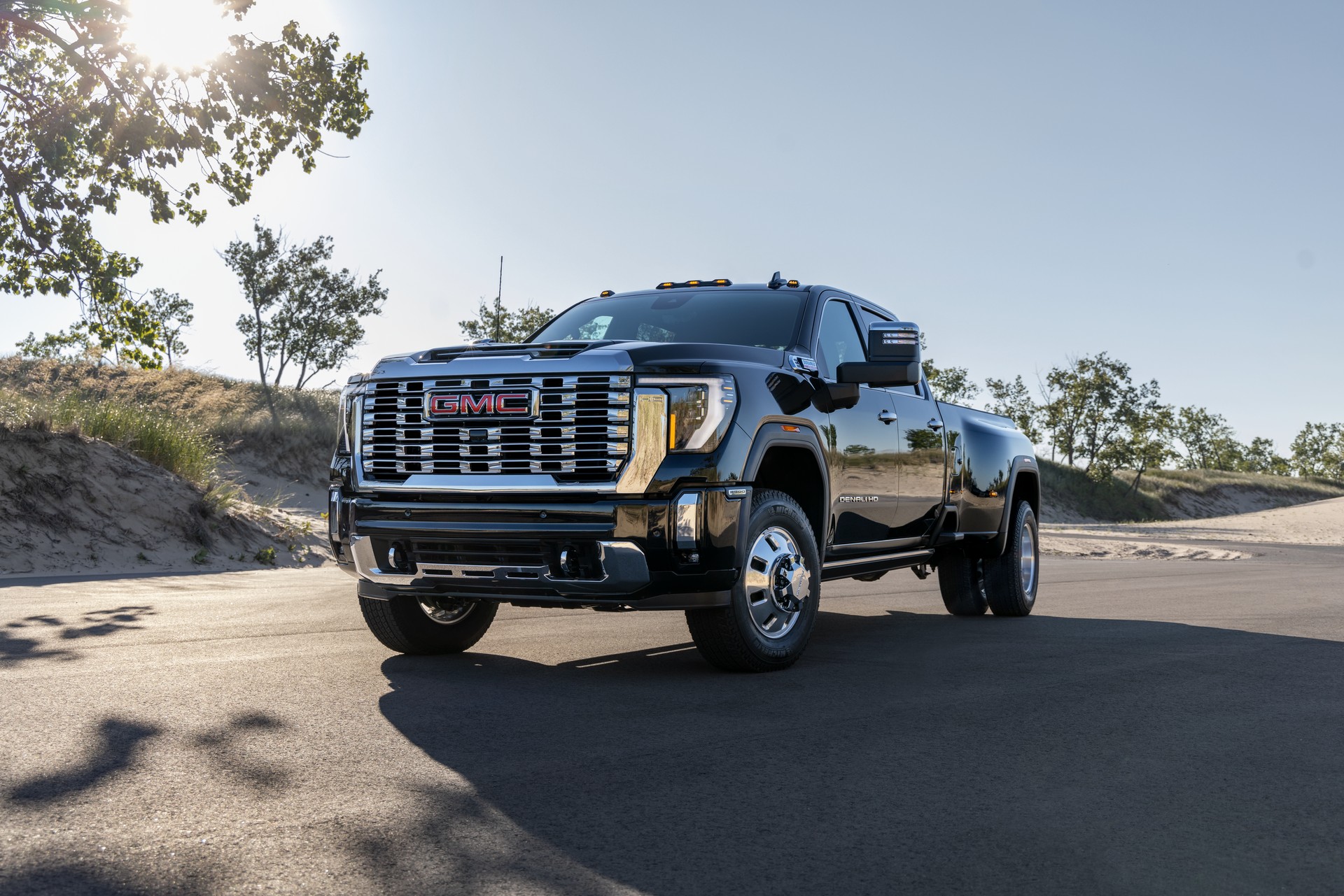 2024 GMC Sierra 3500HD Denali Front Three-Quarter Wallpapers (1). Download Wallpaper