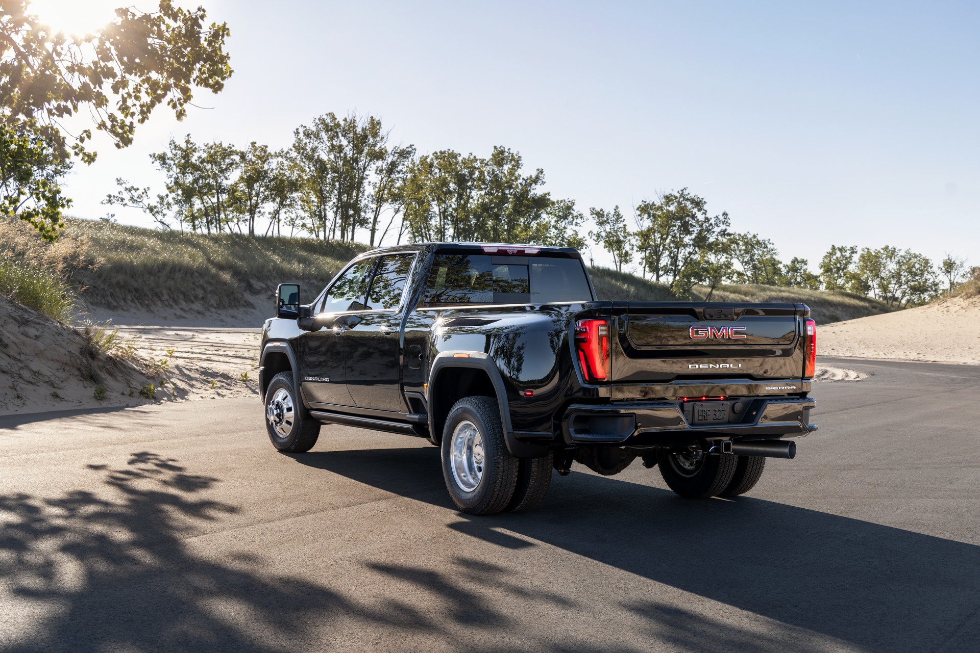 2024 GMC Sierra 3500HD Denali Rear Three-Quarter Wallpapers #3 of 13