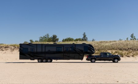 2024 GMC Sierra 3500HD Denali Towing a Trailer Wallpapers 450x275 (4)