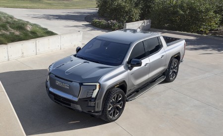 2024 GMC Sierra EV Denali Edition 1 Front Three-Quarter Wallpapers 450x275 (3)