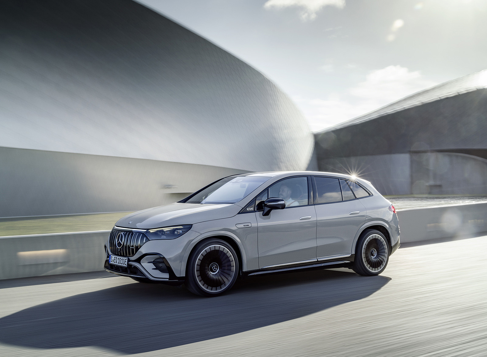 2024 Mercedes-AMG EQE 53 4MATIC+ SUV (Color: MANUFAKTUR Alpine Grey Solid) Front Three-Quarter Wallpapers #11 of 59
