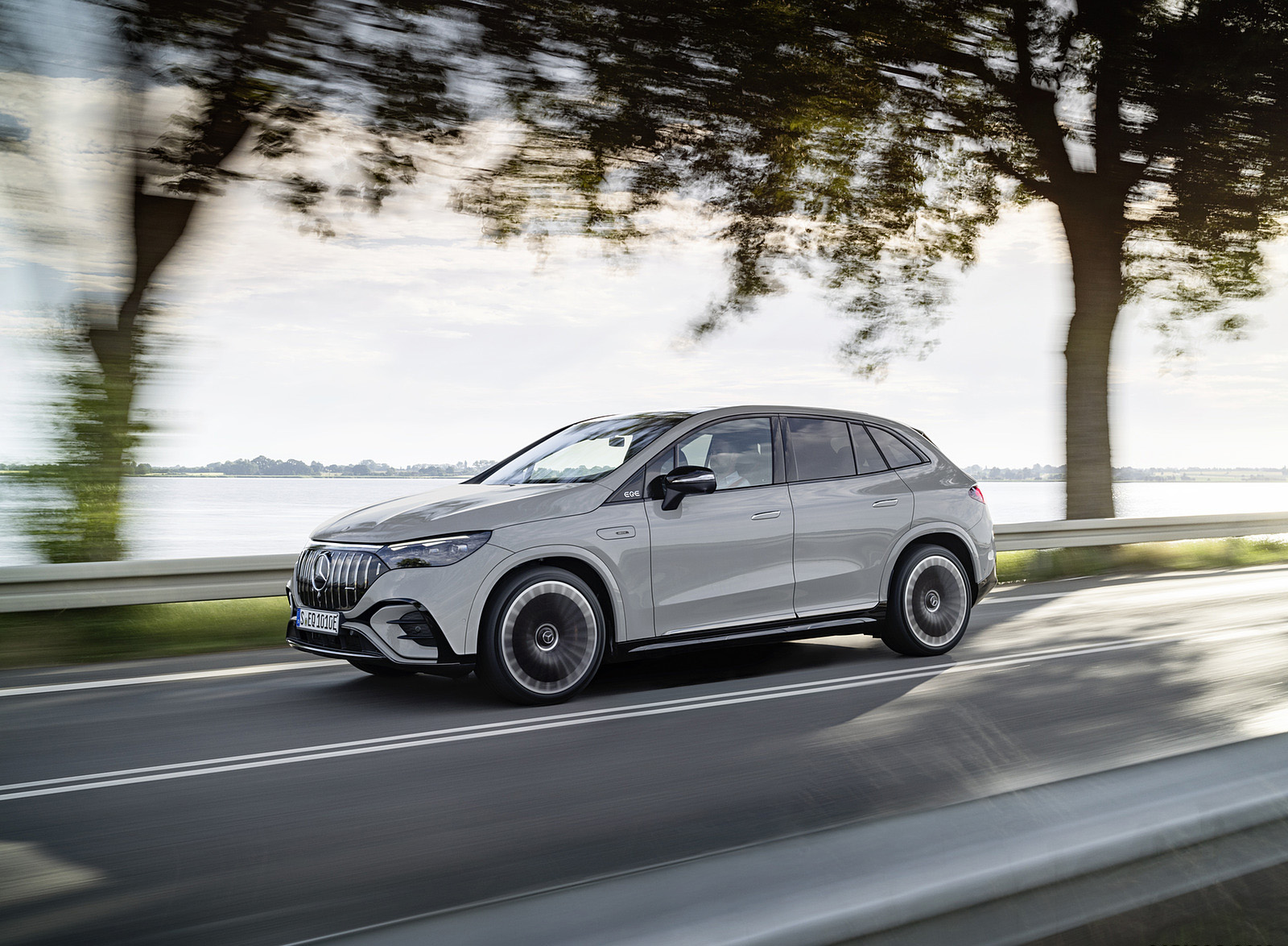 2024 Mercedes-AMG EQE 53 4MATIC+ SUV (Color: MANUFAKTUR Alpine Grey Solid) Front Three-Quarter Wallpapers (2)