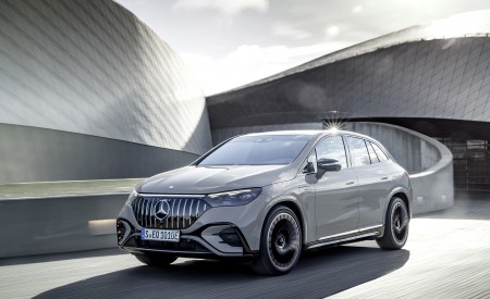 2024 Mercedes-AMG EQE 53 4MATIC+ SUV (Color: MANUFAKTUR Alpine Grey Solid) Front Three-Quarter Wallpapers 450x275 (12)