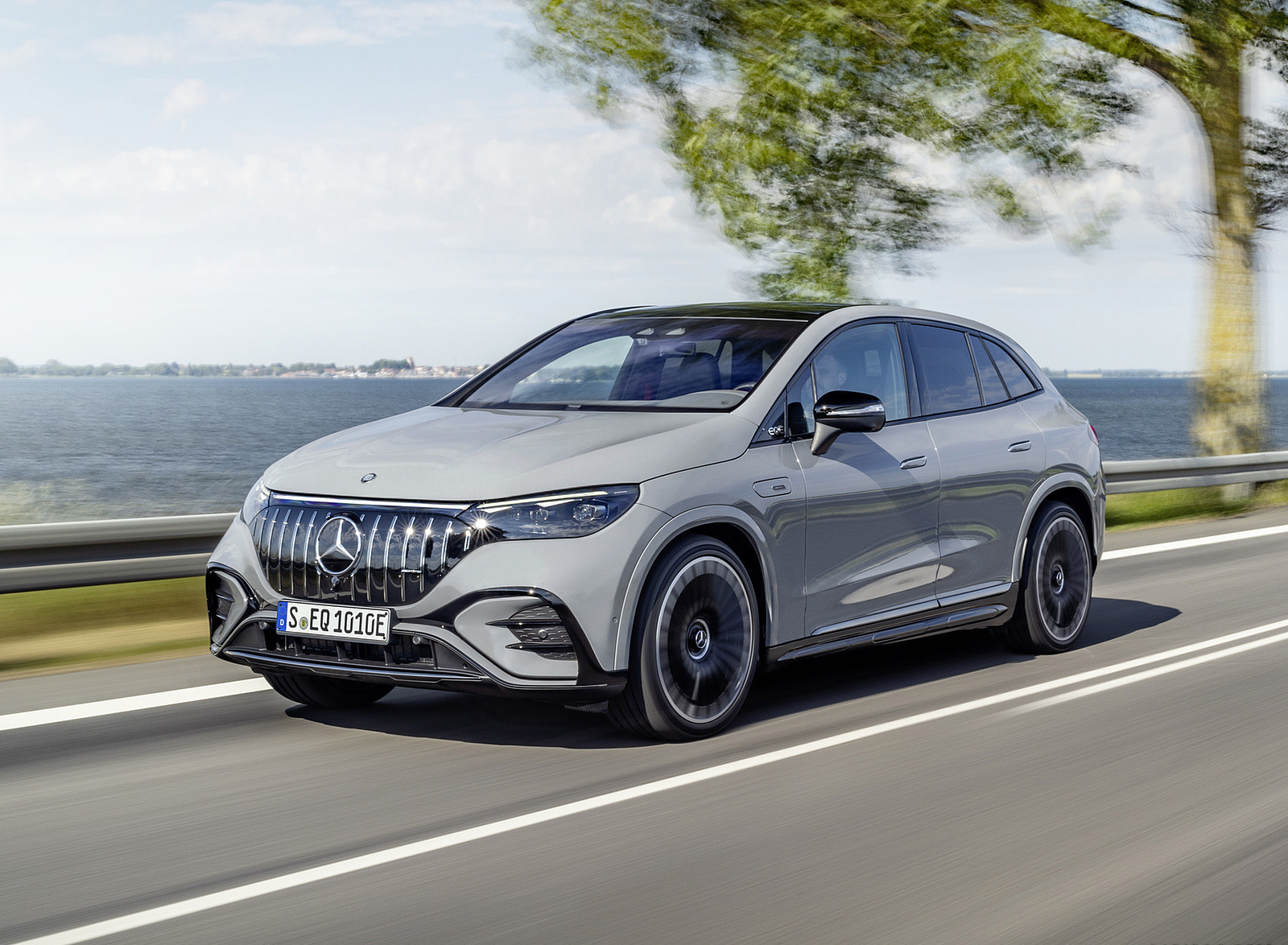 2024 Mercedes-AMG EQE 53 4MATIC+ SUV (Color: MANUFAKTUR Alpine Grey Solid) Front Three-Quarter Wallpapers (1)