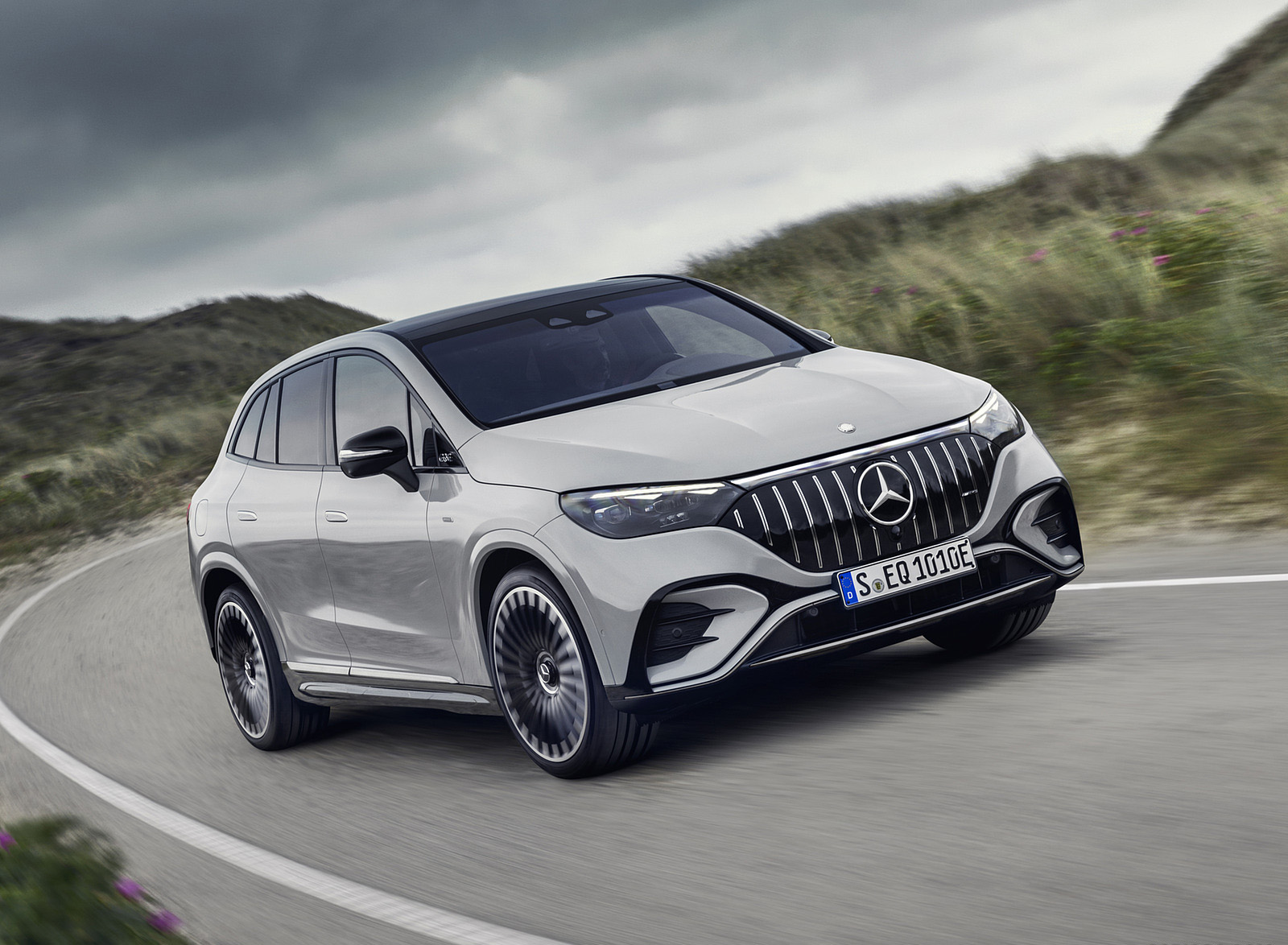 2024 Mercedes-AMG EQE 53 4MATIC+ SUV (Color: MANUFAKTUR Alpine Grey Solid) Front Three-Quarter Wallpapers (8)