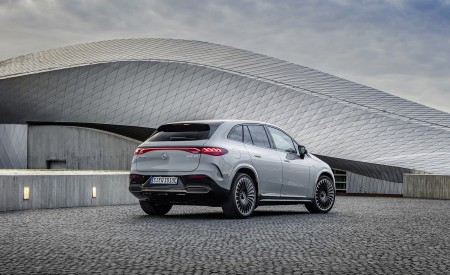 2024 Mercedes-AMG EQE 53 4MATIC+ SUV (Color: MANUFAKTUR Alpine Grey Solid) Rear Three-Quarter Wallpapers 450x275 (18)