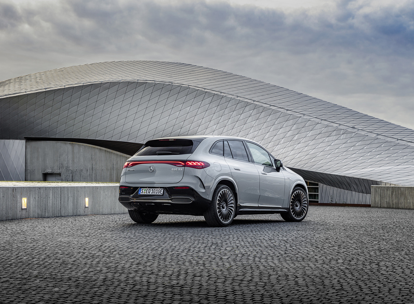 2024 Mercedes-AMG EQE 53 4MATIC+ SUV (Color: MANUFAKTUR Alpine Grey Solid) Rear Three-Quarter Wallpapers #18 of 59