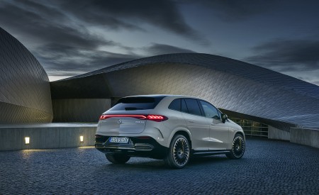 2024 Mercedes-AMG EQE 53 4MATIC+ SUV (Color: MANUFAKTUR Alpine Grey Solid) Rear Three-Quarter Wallpapers 450x275 (14)