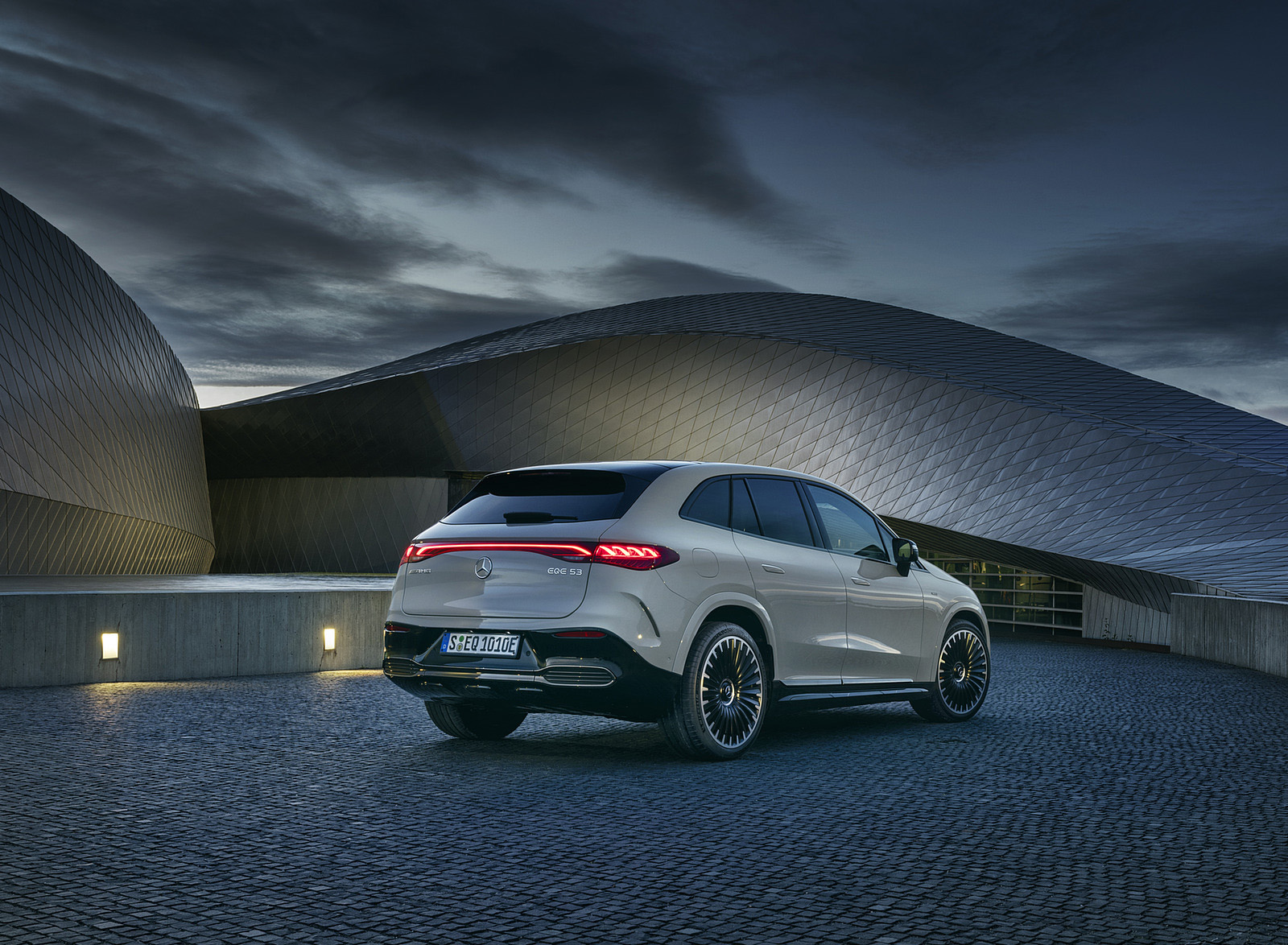 2024 Mercedes-AMG EQE 53 4MATIC+ SUV (Color: MANUFAKTUR Alpine Grey Solid) Rear Three-Quarter Wallpapers #14 of 59
