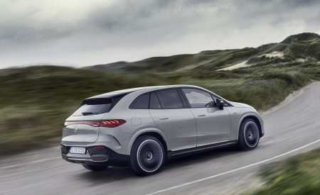 2024 Mercedes-AMG EQE 53 4MATIC+ SUV (Color: MANUFAKTUR Alpine Grey Solid) Rear Three-Quarter Wallpapers 450x275 (10)