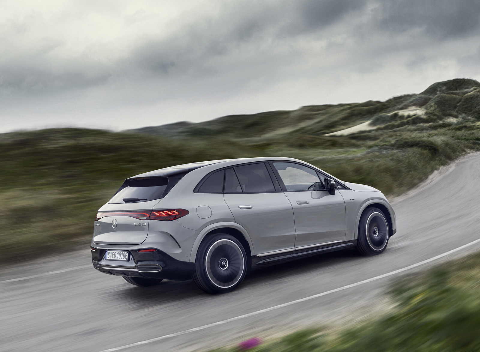 2024 Mercedes-AMG EQE 53 4MATIC+ SUV (Color: MANUFAKTUR Alpine Grey Solid) Rear Three-Quarter Wallpapers #10 of 59