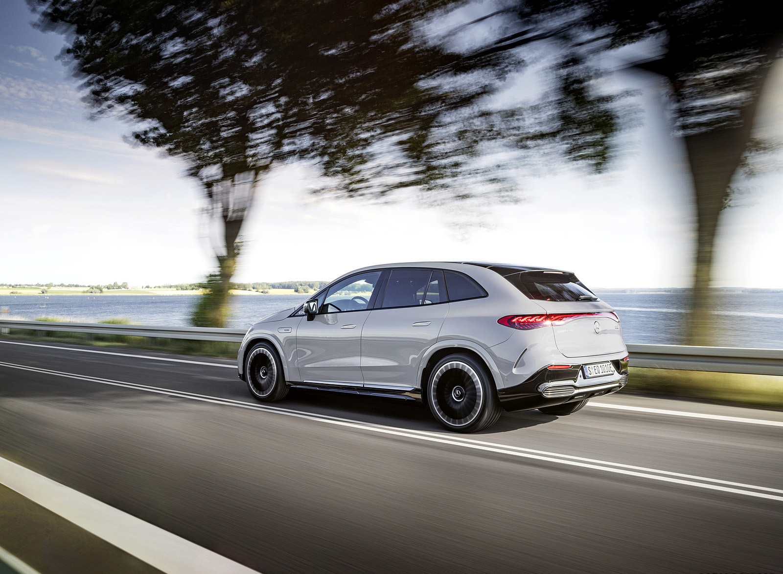 2024 Mercedes-AMG EQE 53 4MATIC+ SUV (Color: MANUFAKTUR Alpine Grey Solid) Rear Three-Quarter Wallpapers #3 of 59