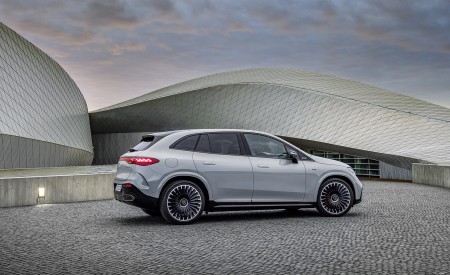 2024 Mercedes-AMG EQE 53 4MATIC+ SUV (Color: MANUFAKTUR Alpine Grey Solid) Side Wallpapers 450x275 (19)