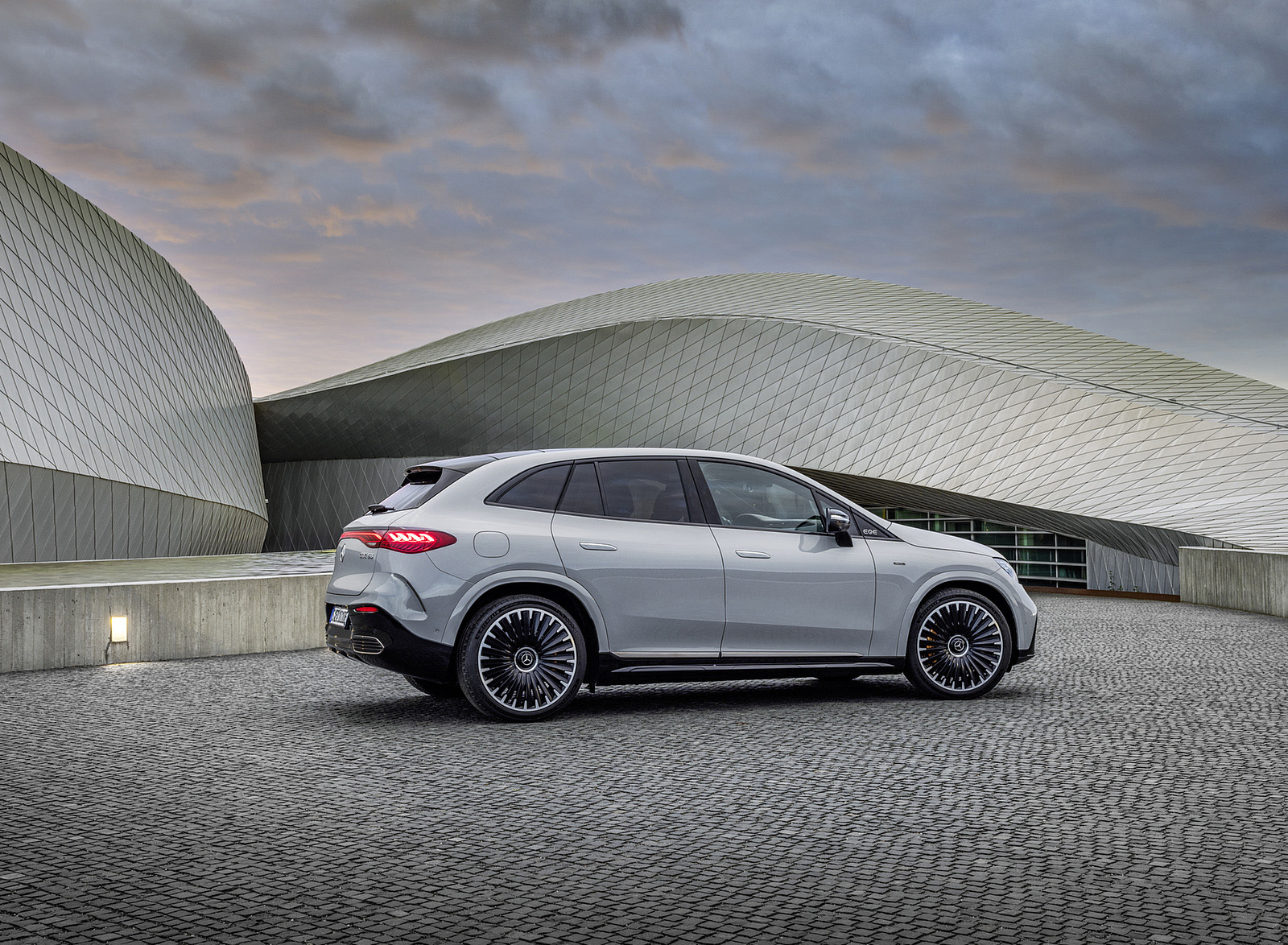 2024 Mercedes-AMG EQE 53 4MATIC+ SUV (Color: MANUFAKTUR Alpine Grey Solid) Side Wallpapers #19 of 59