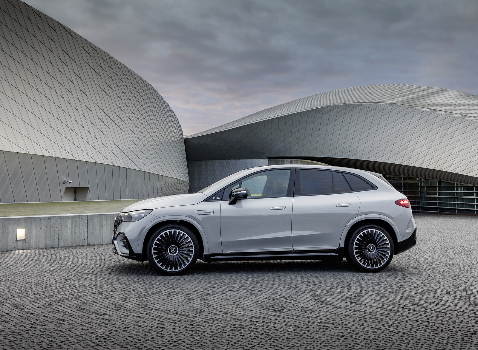 2024 Mercedes-AMG EQE 53 4MATIC+ SUV (Color: MANUFAKTUR Alpine Grey Solid) Side Wallpapers #20 of 59