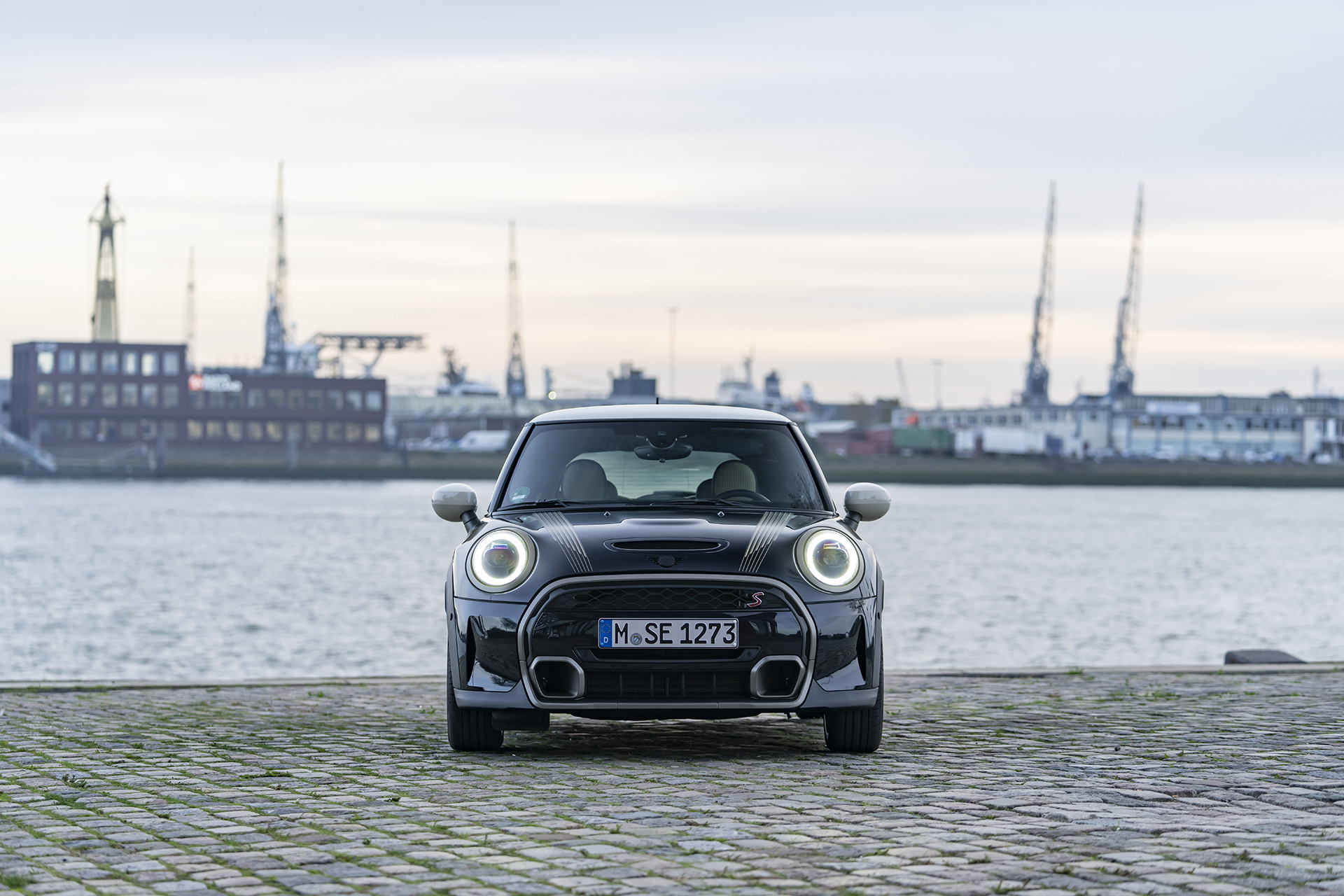 2022 Mini Cooper S 3-door Resolute Edition Front Wallpapers #22 of 45