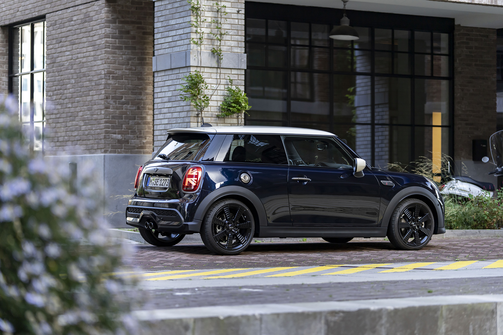 2022 Mini Cooper S 3-door Resolute Edition Rear Three-Quarter Wallpapers #31 of 45