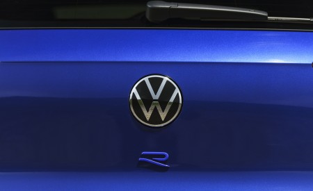 2022 Volkswagen Golf R 20 Years (UK-Spec) Badge Wallpapers 450x275 (43)