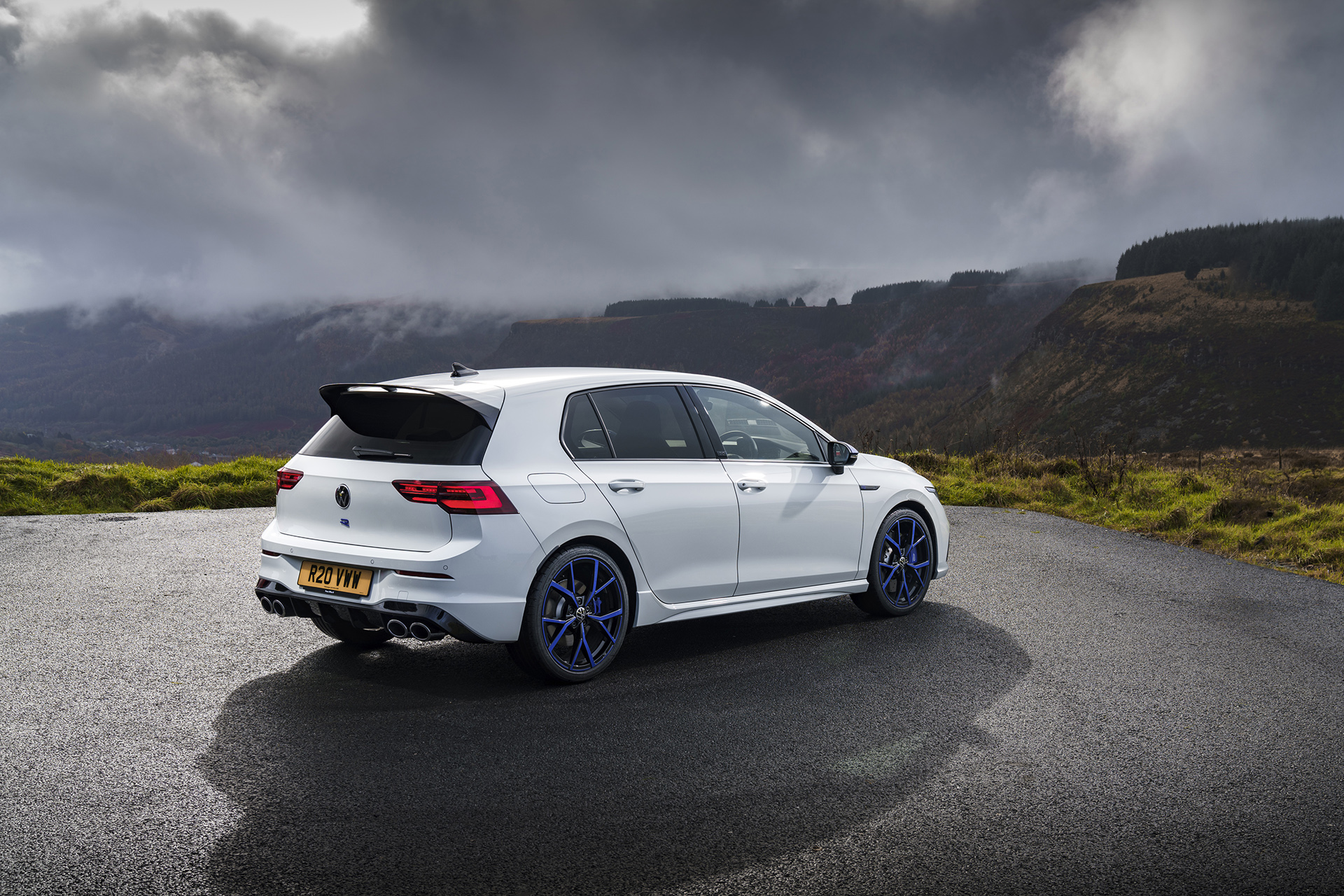 2022 Volkswagen Golf R 20 Years (UK-Spec) Rear Three-Quarter Wallpapers #8 of 55