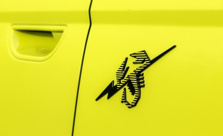 2023 Abarth 500e Badge Wallpapers 450x275 (27)