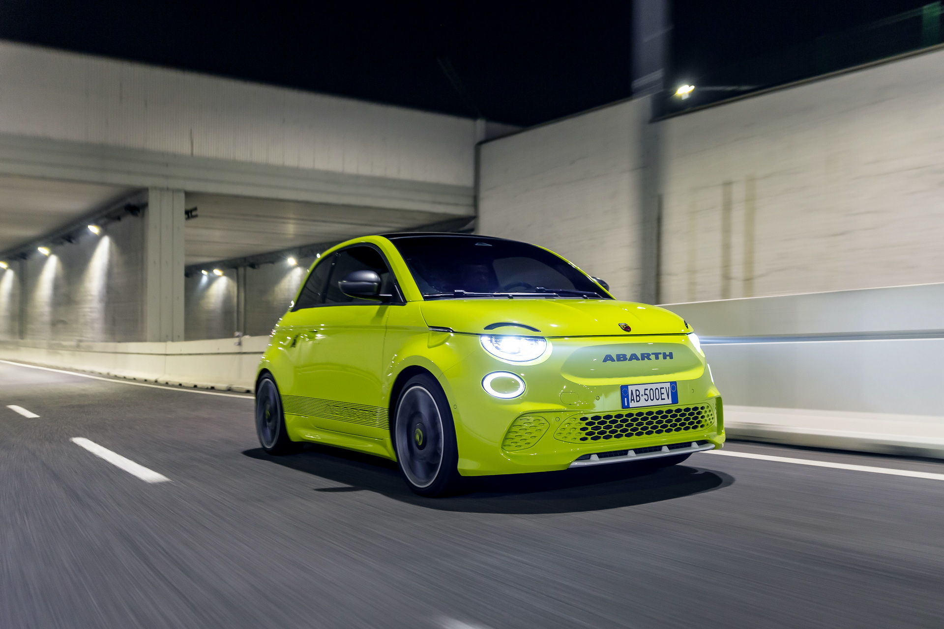 2023 Abarth 500e Front Three-Quarter Wallpapers #19 of 42