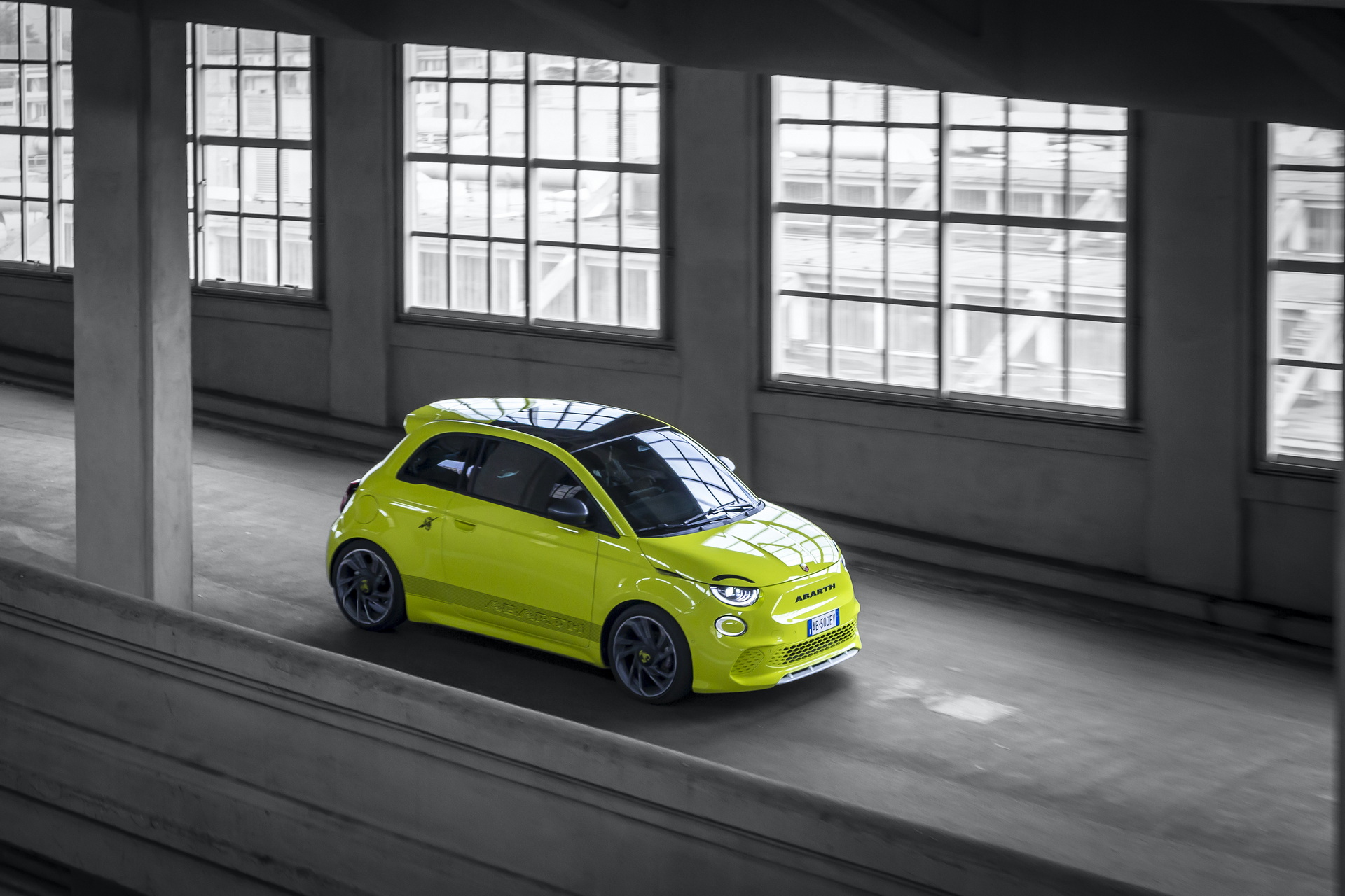 2023 Abarth 500e Front Three-Quarter Wallpapers #24 of 42