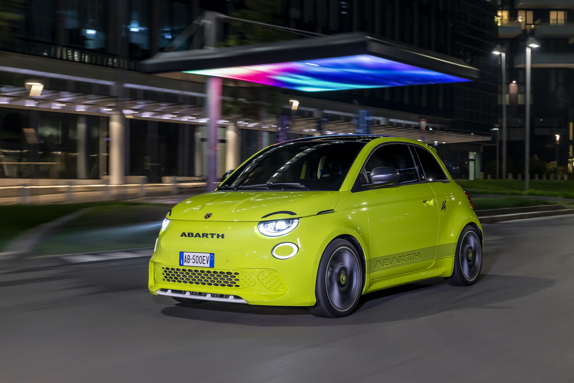 2023 Abarth 500e Front Three-Quarter Wallpapers #11 of 42