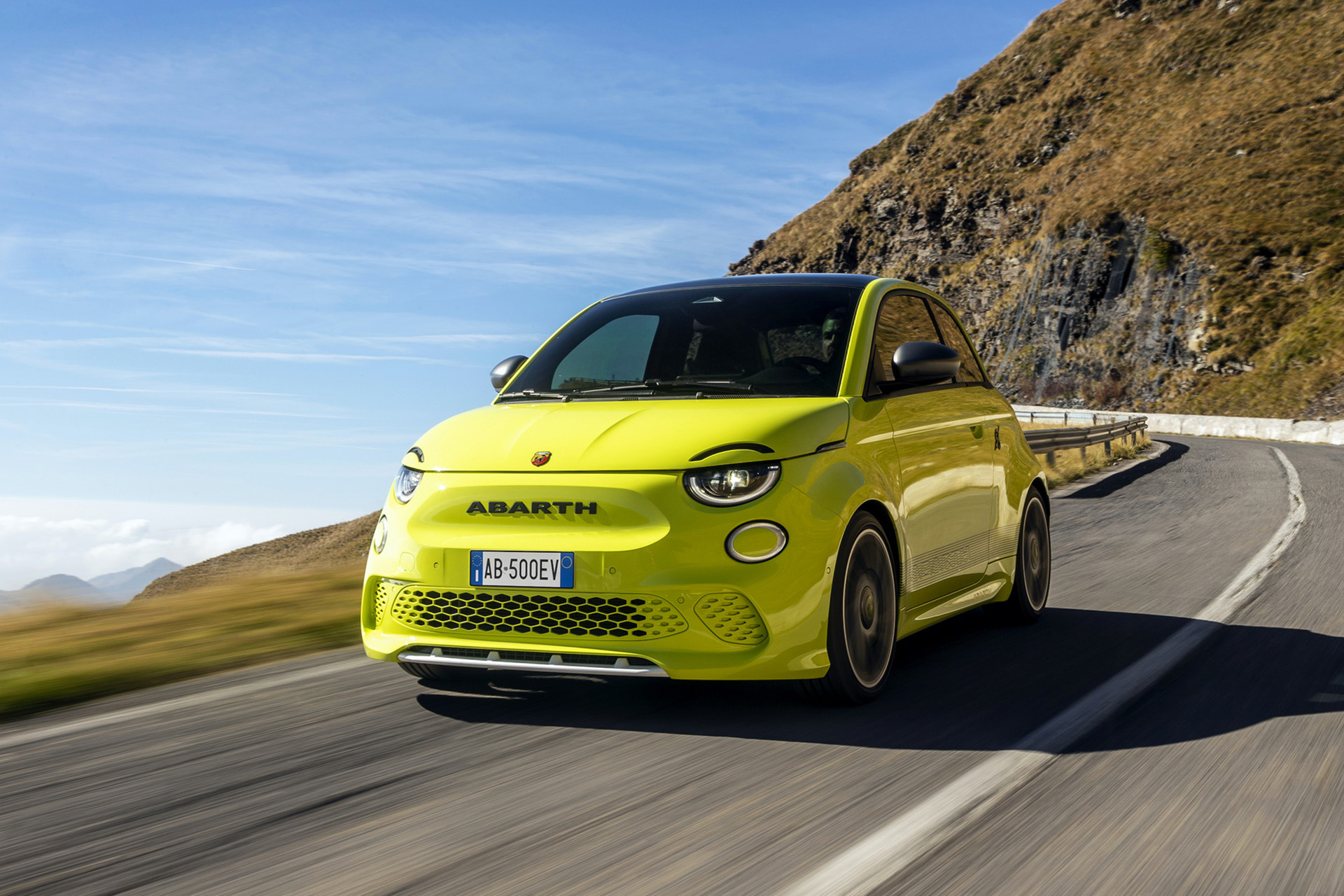 2023 Abarth 500e Front Three-Quarter Wallpapers (1)