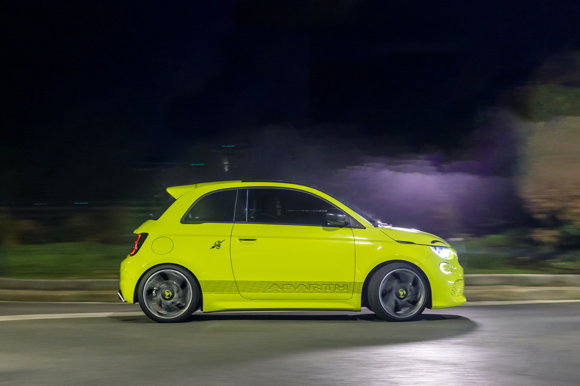 2023 Abarth 500e Side Wallpapers #17 of 42