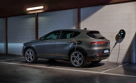 2023 Alfa Romeo Tonale Plug-In Hybrid Q4 Charging Wallpapers 450x275 (90)