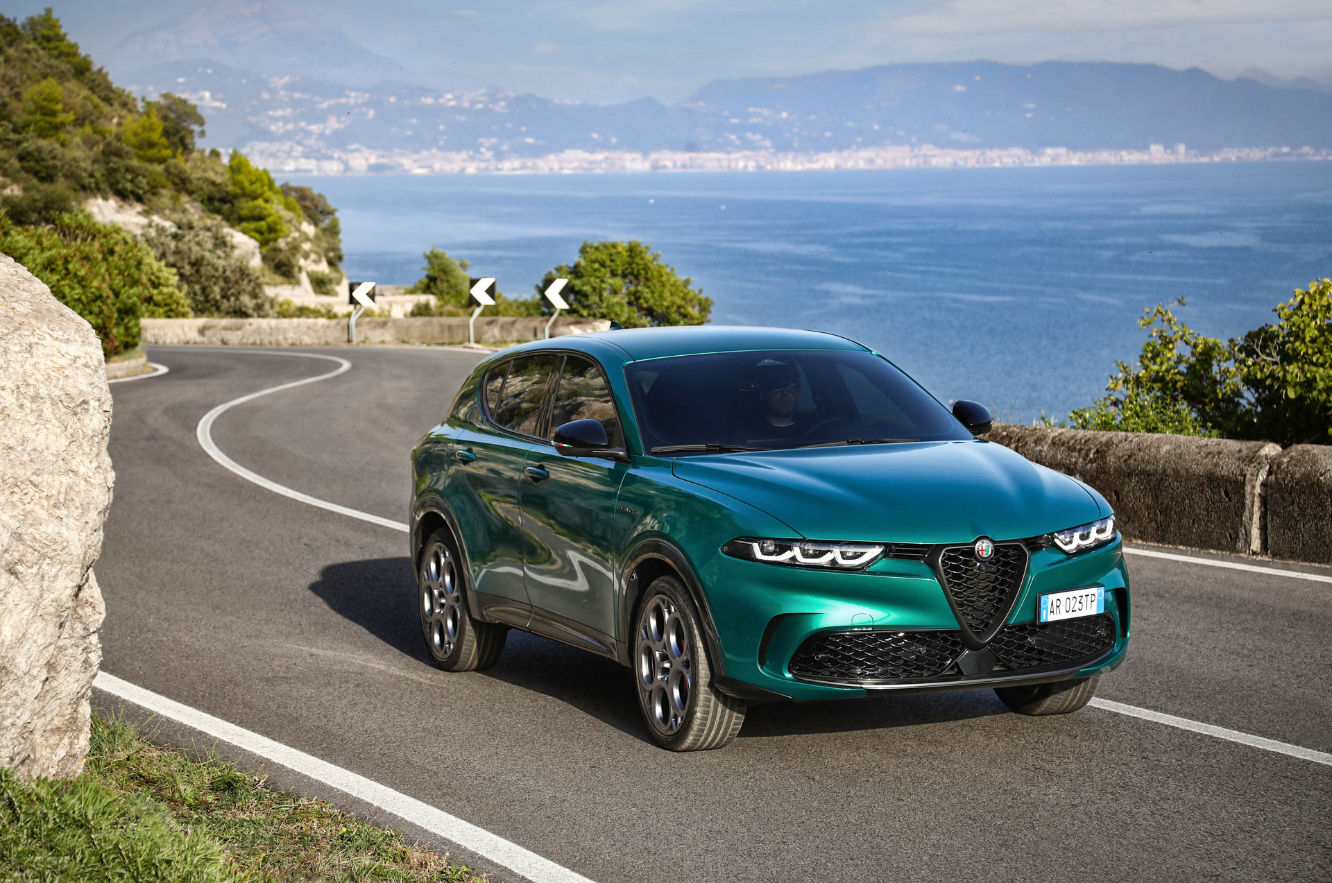 2023 Alfa Romeo Tonale Plug-In Hybrid Q4 Front Three-Quarter Wallpapers (4)